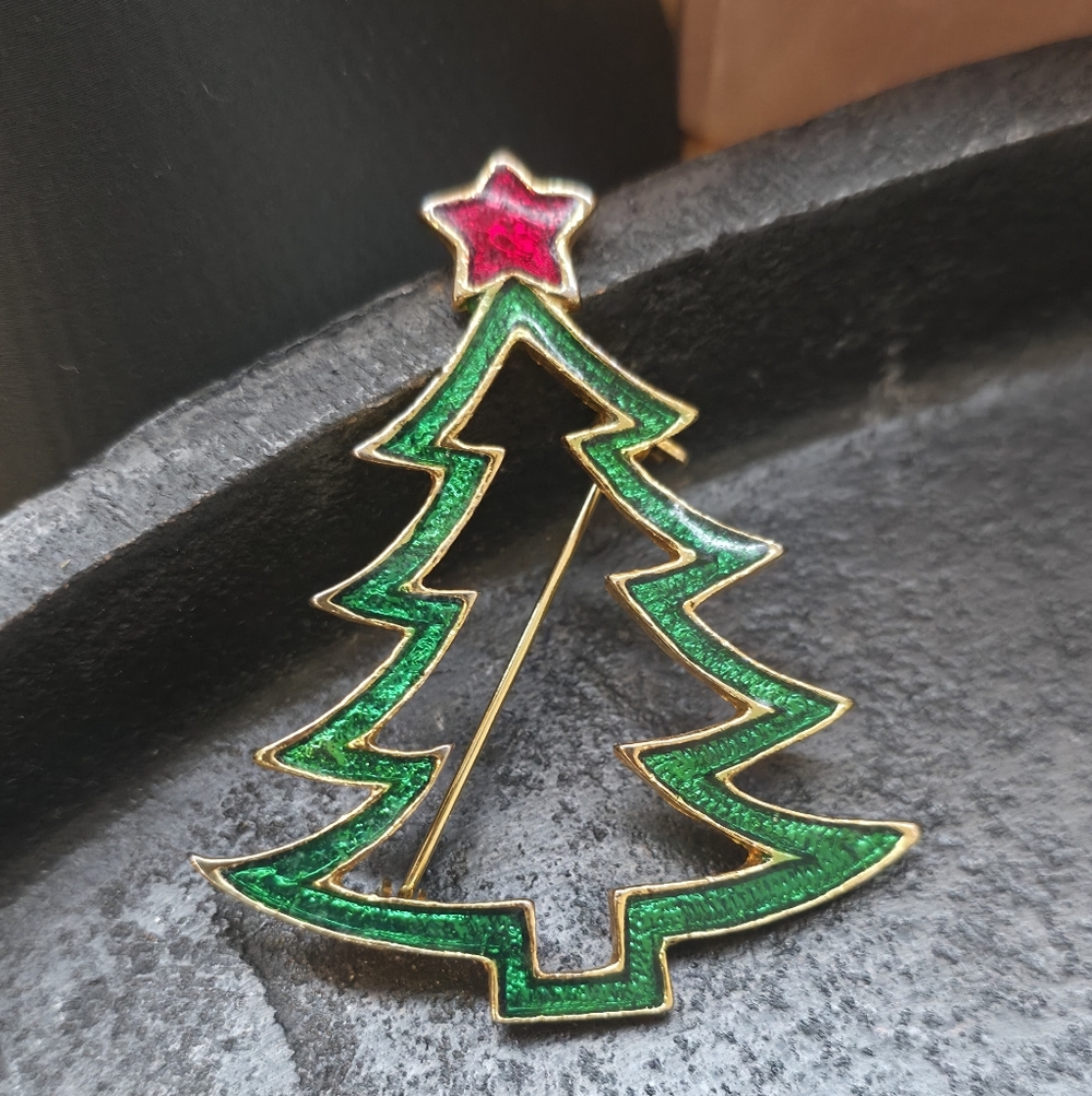 Vintage Signed AAi Green Red Enamel Gold Tone Open Work Christmas Tree Brooch